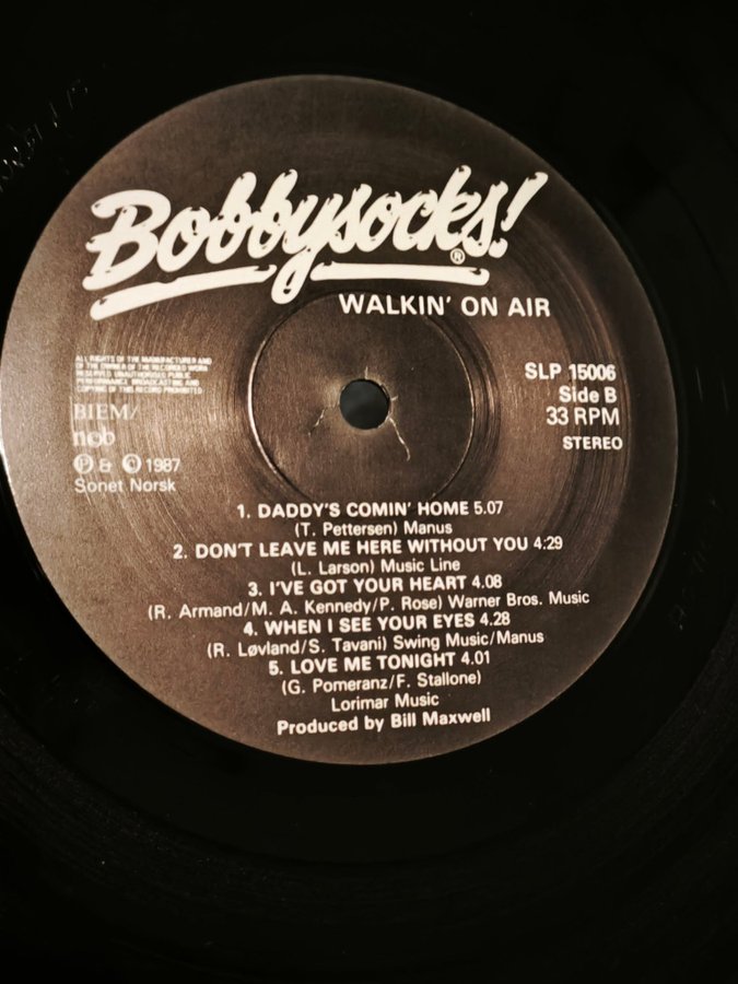 Se produkter som liknar Bobbysocks! - Walkin' On Air .. på Tradera