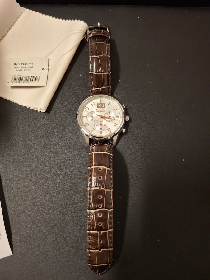 Se produkter som liknar Seiko Chronograph SPC087P1 på Tradera