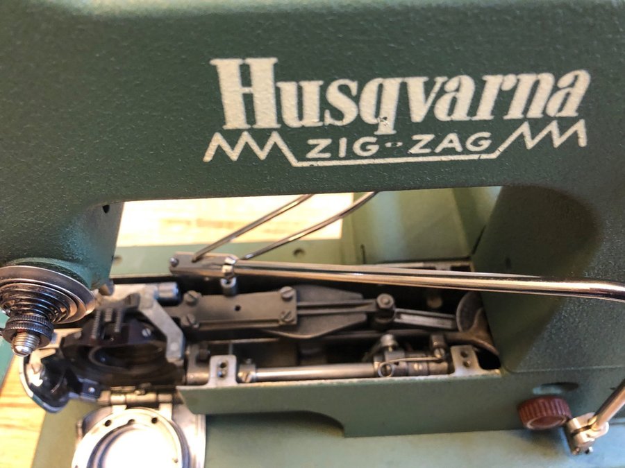 Vintage Husqvarna Zig zag symaskin Köp på Tradera (569000833)