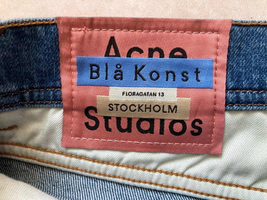 Se produkter som liknar Acne Studios stuprörsjeans på Tradera