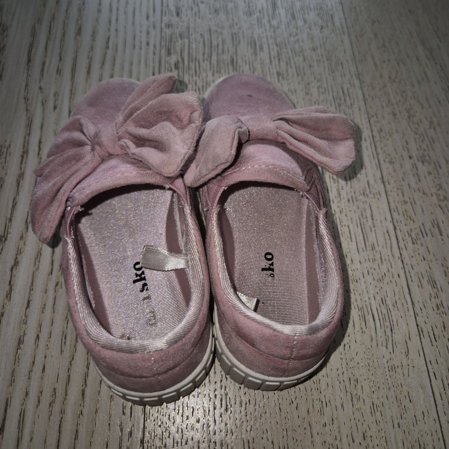 dinsko rosa rosa sneakers med rosett Se produkter som liknar Dinsko Rosa skor, Storlek 26 på Tradera