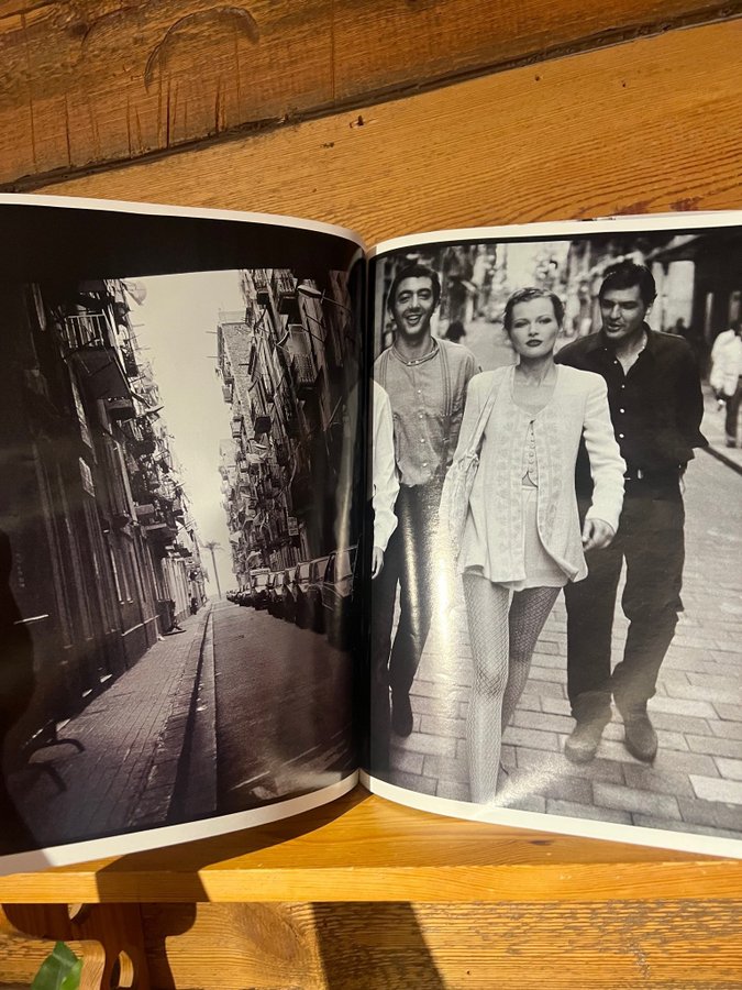 アート・デザイン・音楽 EMPORIO ARMANI MAGAZINE No.13 Se produkter som liknar Emporio Armani Magazine No. 1.. på