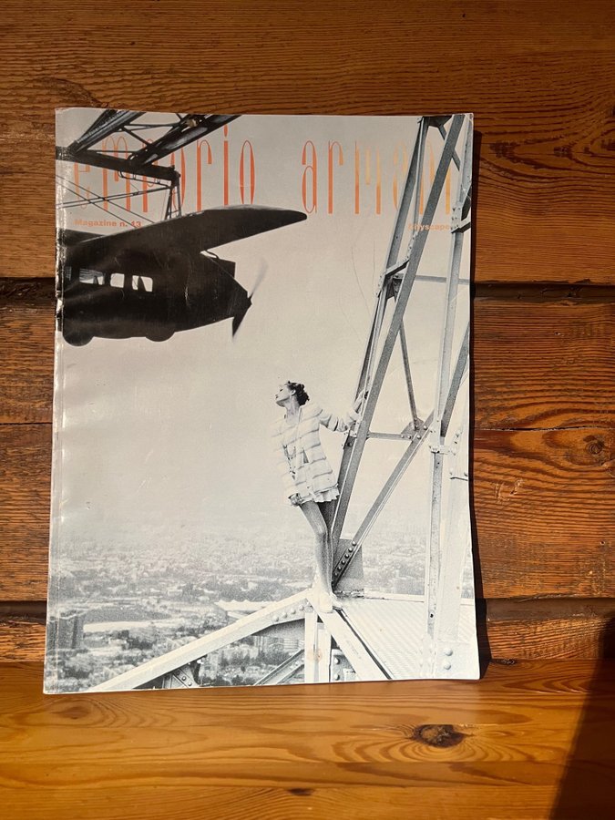 アート・デザイン・音楽 EMPORIO ARMANI MAGAZINE No.13 Se produkter som liknar Emporio Armani Magazine No. 1.. på