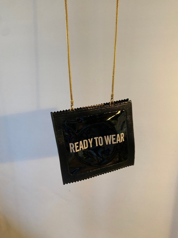 H&m moschino deals condom bag