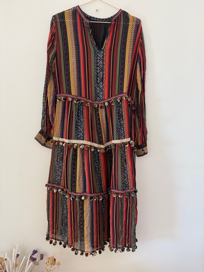 Se produkter som liknar Zara Woman folklore magiskt på Tradera