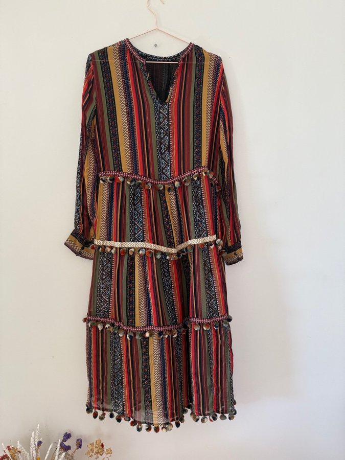 Se produkter som liknar Zara Woman folklore magiskt på Tradera