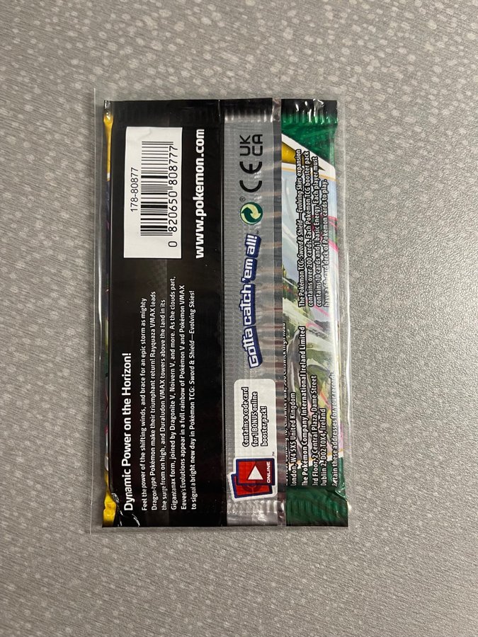 Se produkter som liknar Pokmon Evolving Skies Booste.. p Tradera  (713834000)
