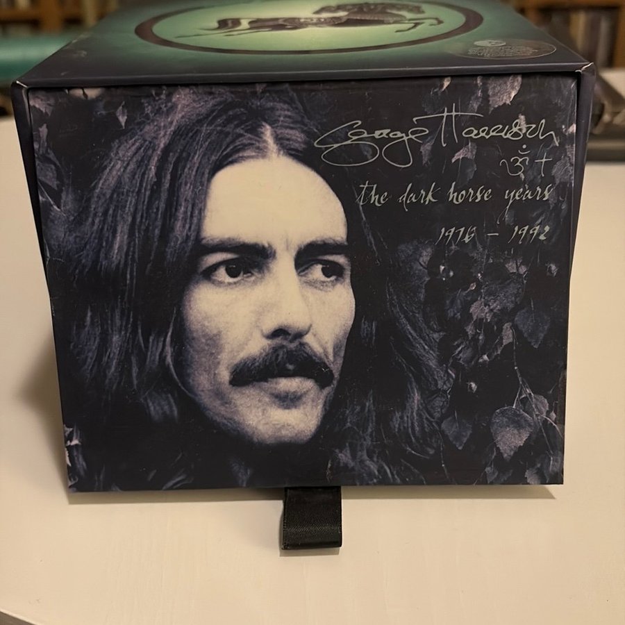 Se produkter som liknar George Harrison - The Dark Ho.. på Tradera