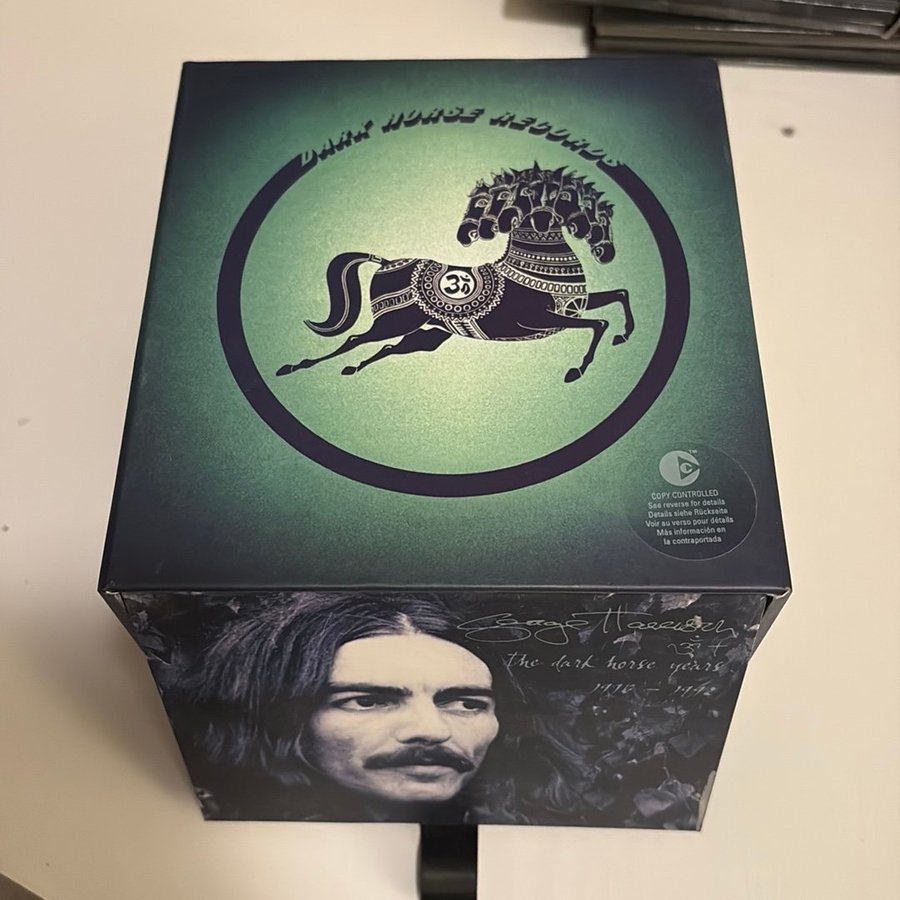 Se produkter som liknar George Harrison - The Dark Ho.. på Tradera