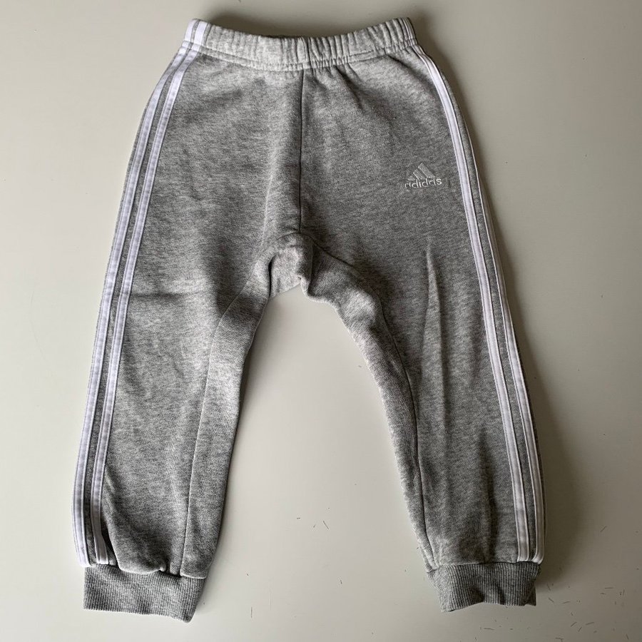 ADIDAS set strl 98 byxa och troja Kop pa Tradera 644735073