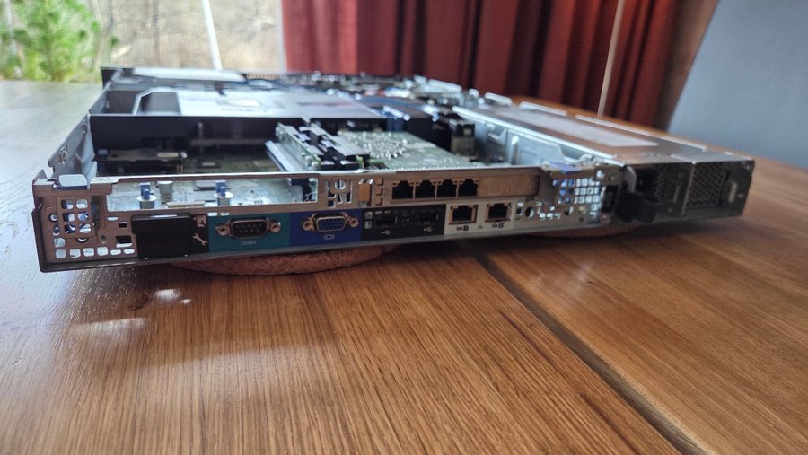 Servidor Dell PowerEdge R310 - Intel Xeon 3400, 32GB DDR3, 4 Baias de 3,5 - 2 HD 600GB, 1U - SPO