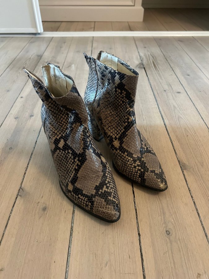 Jillian bootie store steve madden