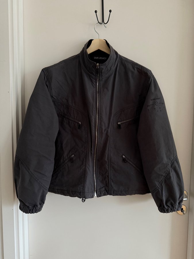 Se produkter som liknar Our Legacy Workshop x EVAC Fl.. på Tradera