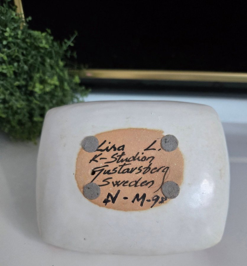 Lisa Larson  /  bebis på kudde Lisa Larson barn på kudde 1998 | Köp från Jetsonsdesign på