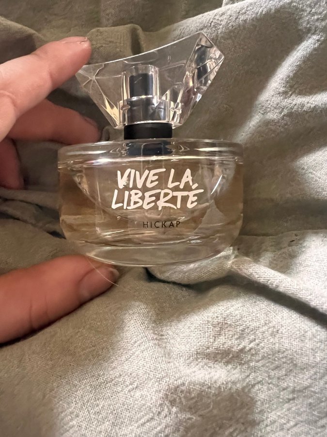 Se produkter som liknar Hickap Vive La Liberte Eau på Tradera