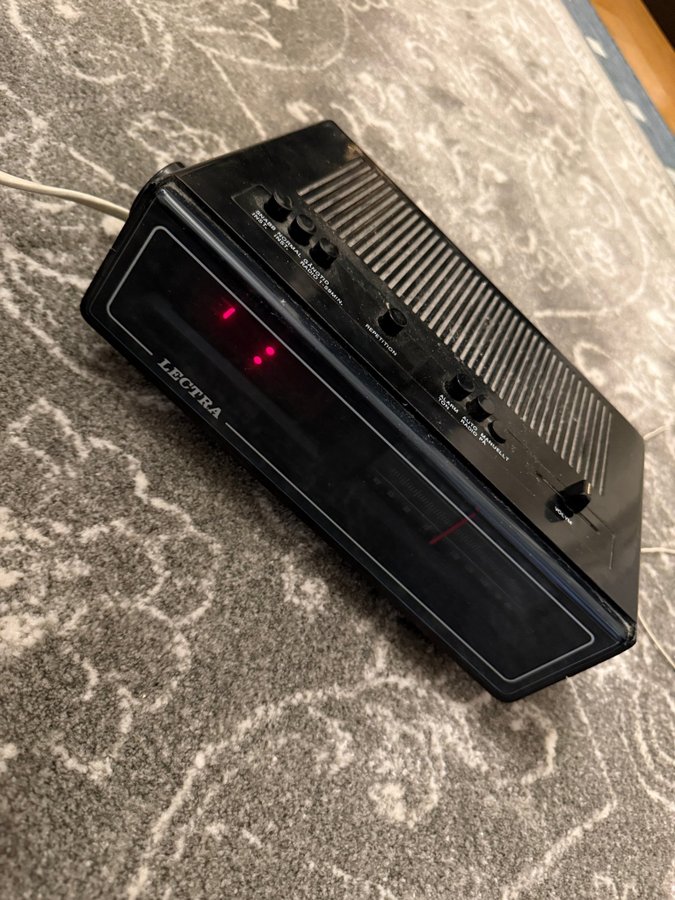 Lectra AM/FM LED Clock Radio – Vintage – Fungerar | Köp på Tradera ...