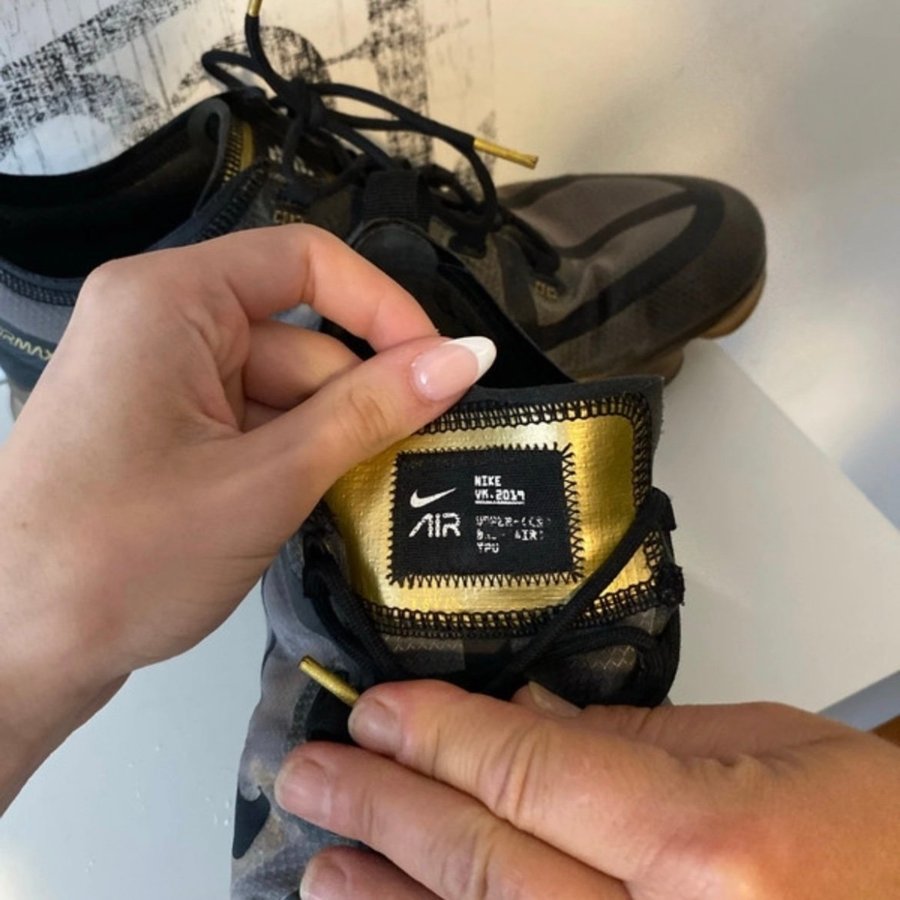 Vapormax skor Nike (guld metallic svart) Köp på Tradera