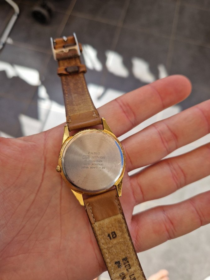 Casio MTP 1093 module 1330 Vintage Rare Watch WR50 Classic Quartz Gold