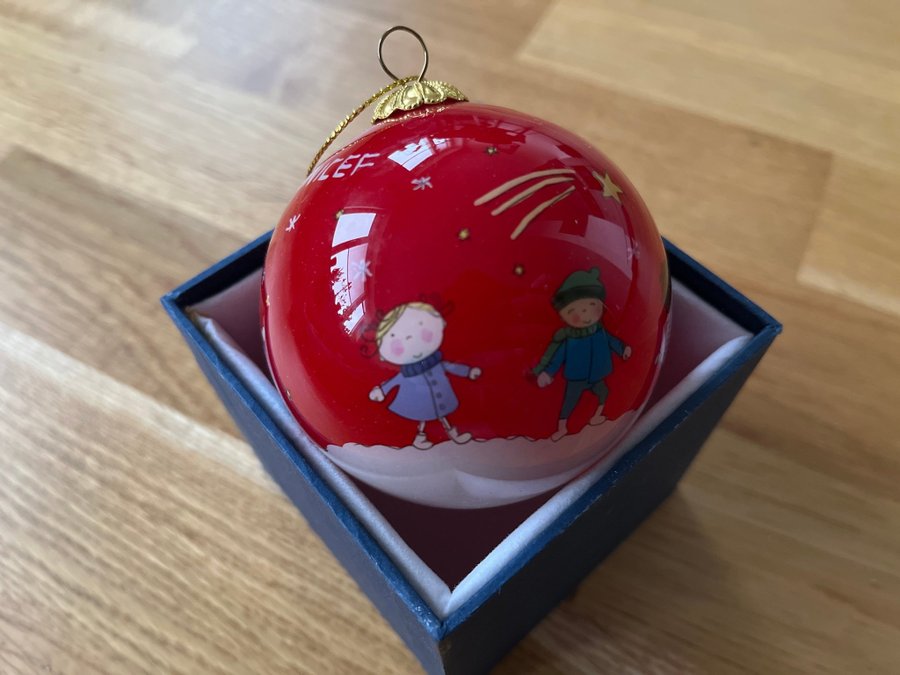 Se produkter som liknar Unicef röd julkula UNIK Värld.. på Tradera
