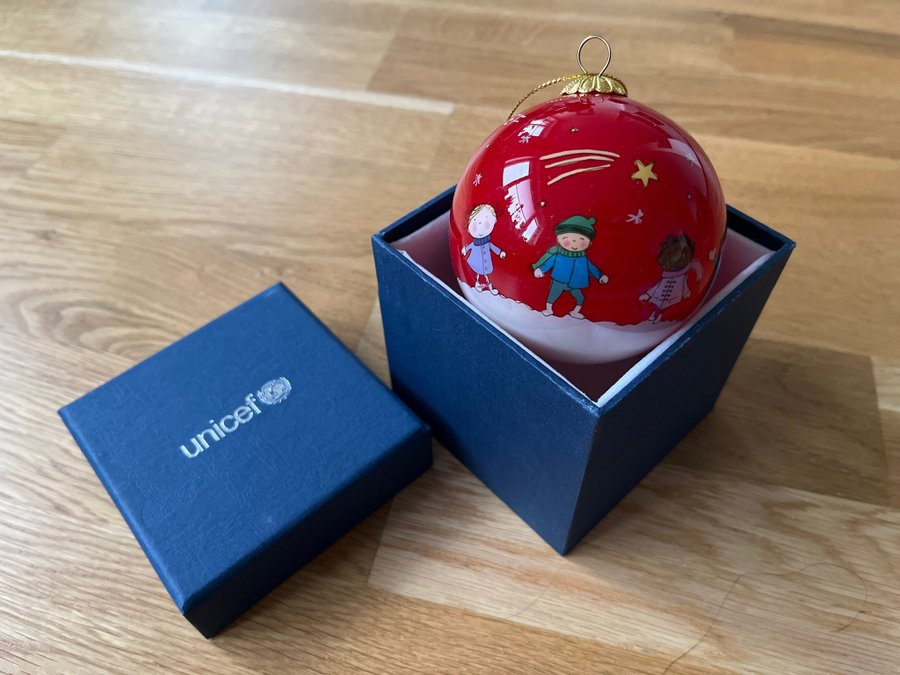 Se produkter som liknar Unicef röd julkula UNIK Värld.. på Tradera