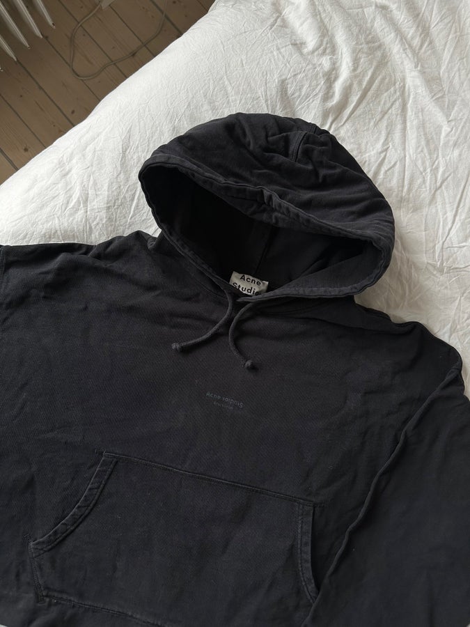 Se produkter som liknar Acne Studios Joghy Emboss Hoo.. på Tradera