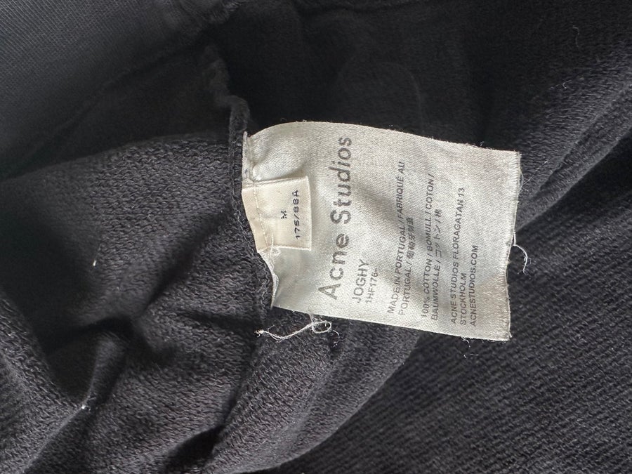 Se produkter som liknar Acne Studios Joghy Emboss Hoo.. på Tradera