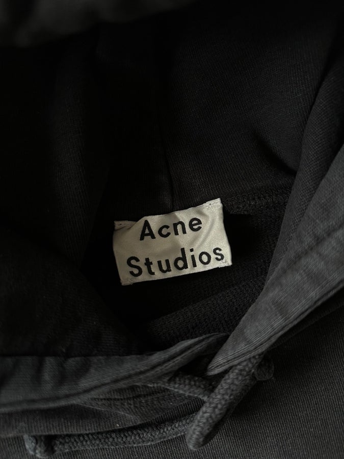 Se produkter som liknar Acne Studios Joghy Emboss Hoo.. på Tradera