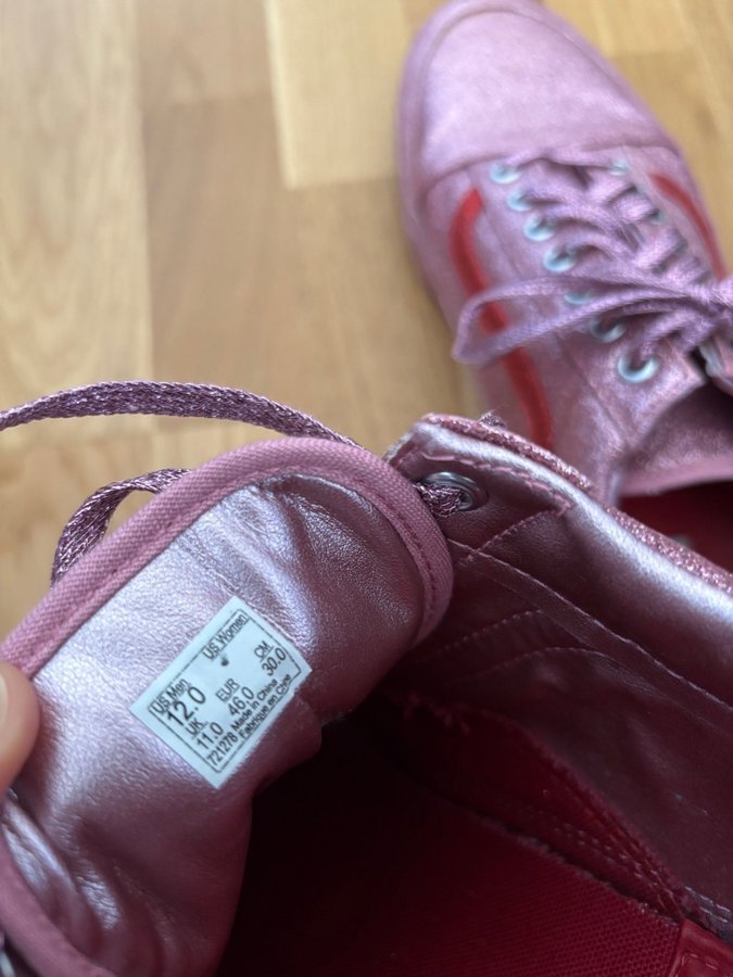 Se produkter som liknar VANS Old Skool x Opening på Tradera