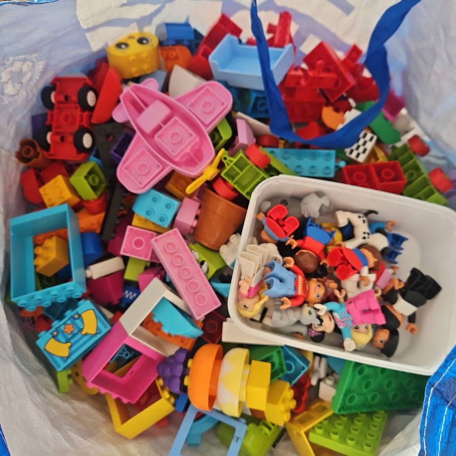 Stor kasse med lego duplo med manga olika figurer