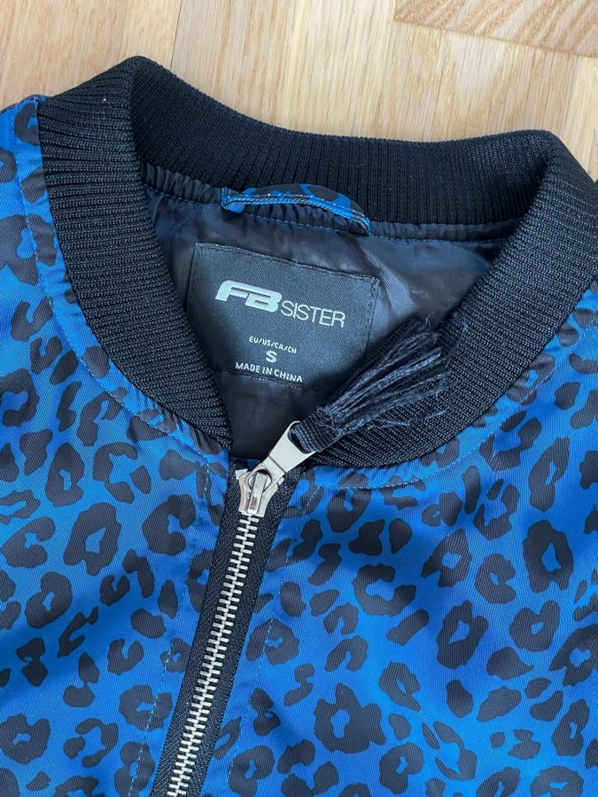 Blåmönstrad jacka från New Yorker FB Sister i Köp på Tradera