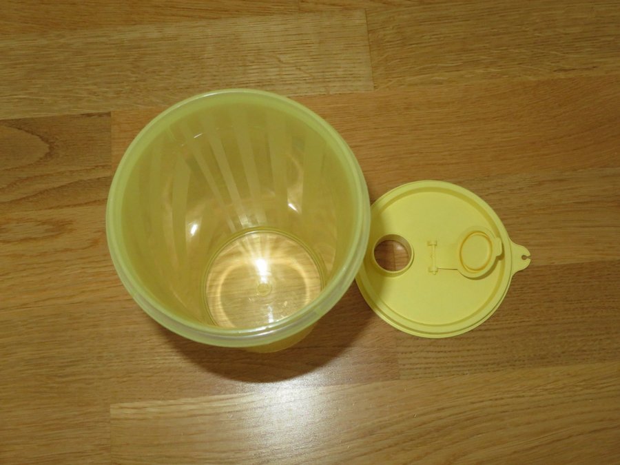 Tupperware Burk med lock 1.4 liter för drycker på utflykten fint beg skick