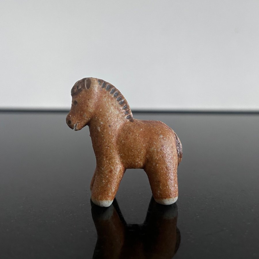 Se produkter som liknar RUTEBO LEKSAND • HÄST I STENG.. på Tradera