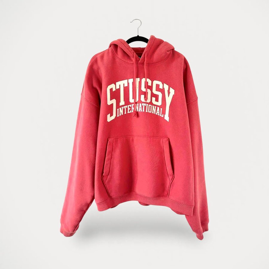 ★関税込★STUSSY★RELAXED HOODIE INTERNATIONAL★Washed Red★ Stüssy: Men's Stüssy Intl Relaxed Hoodie (Washed Red