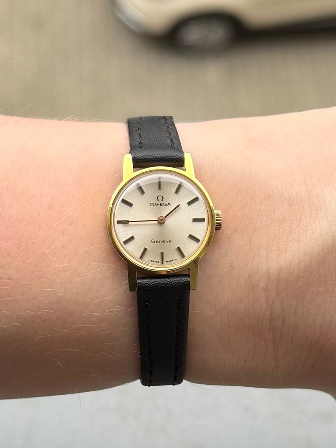 Se produkter som liknar Ladies gold-plated Omega Gene.. på Tradera