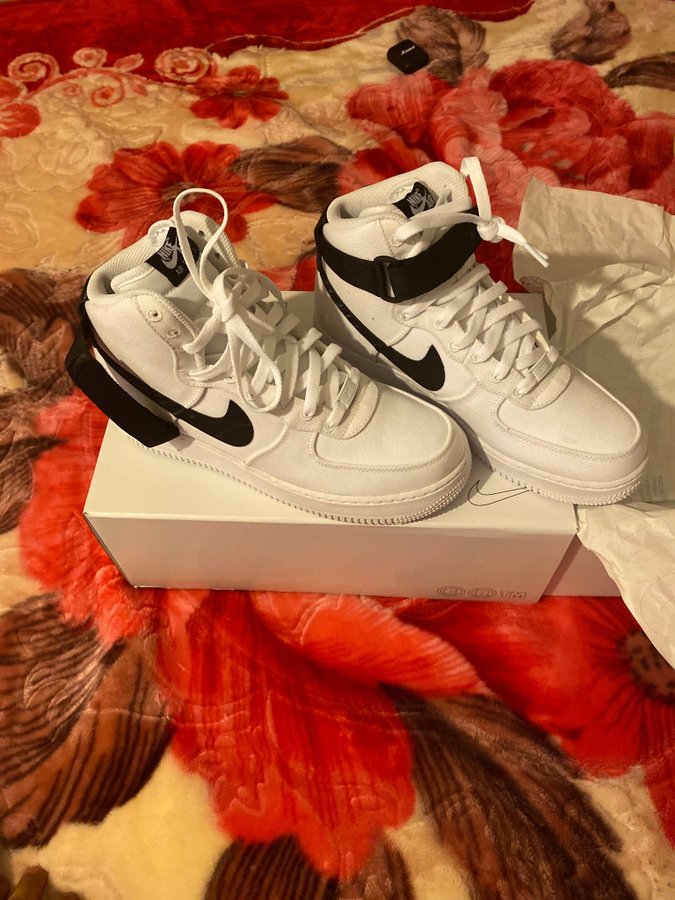 Se produkter som liknar Nike Air Force 1 High By You på Tradera (593265384)