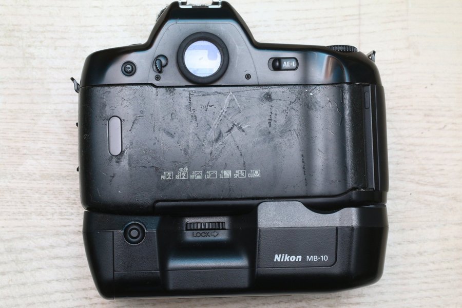 [並品/作例] Nikon F90X + MB10 + AF 70-300mm Nikon F90x body + MB-10 motordrive - Fotohandel Delfshaven