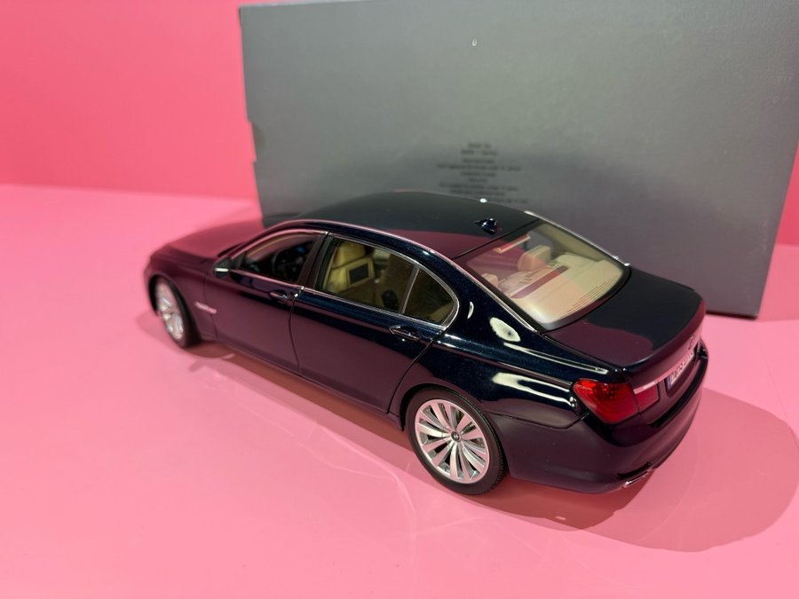 Se produkter som liknar BMW 7-serie 1/18 skala på Tradera