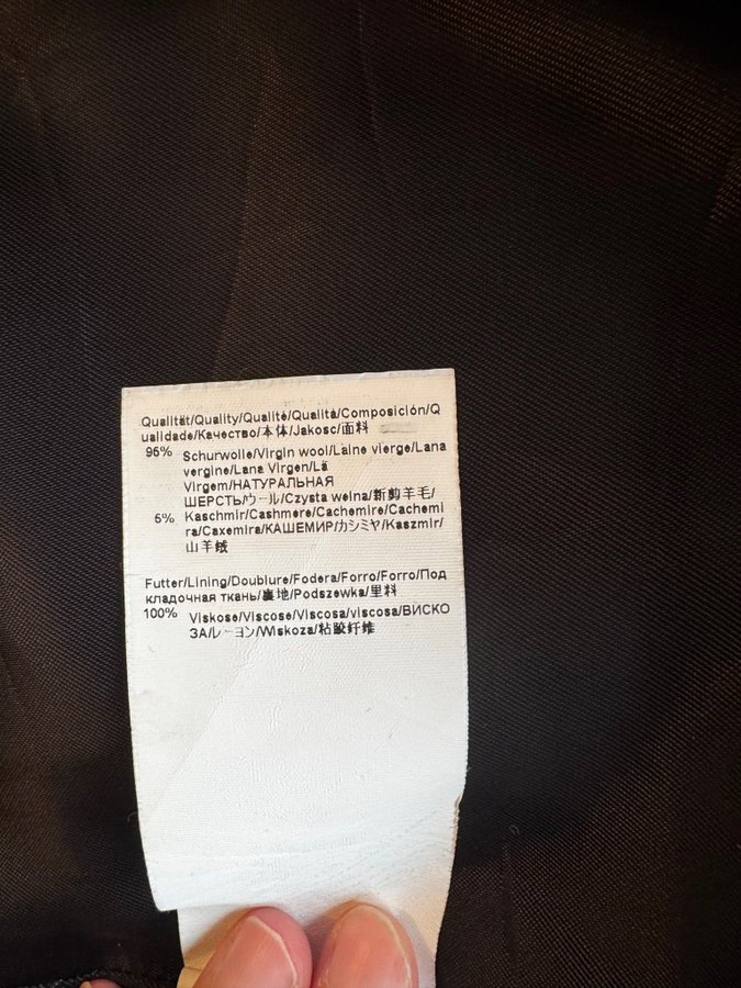 Se produkter som liknar Hugo Boss svart kappa, på Tradera