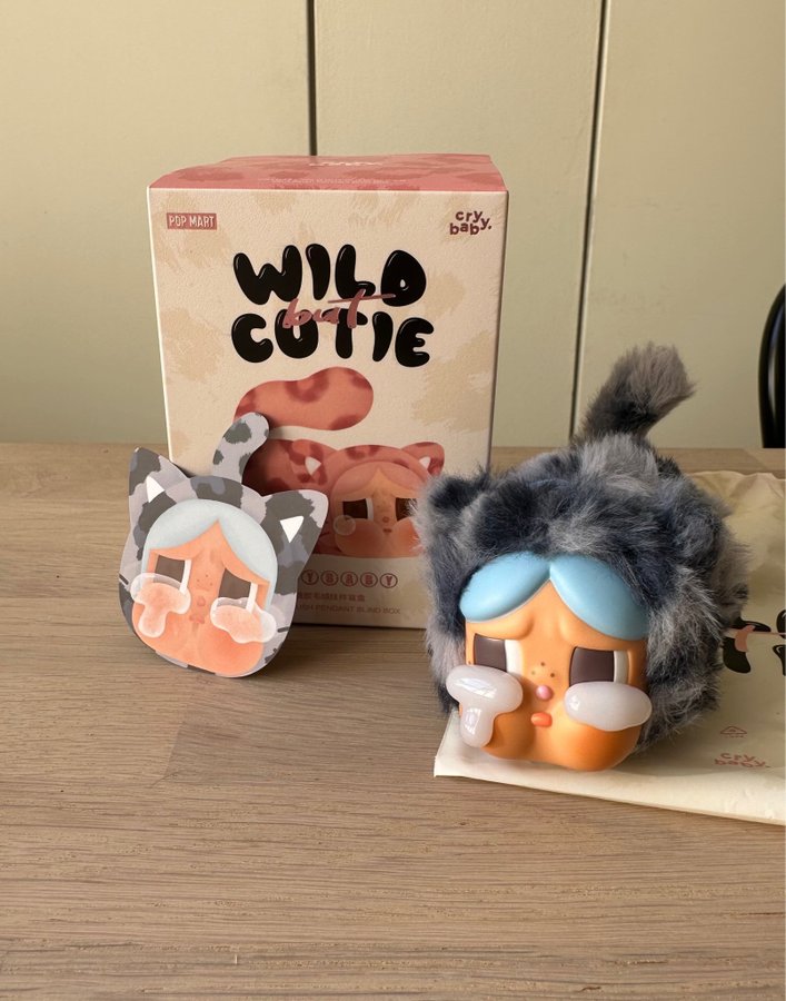 Se produkter som liknar Pop Mart Crybaby Wild but Cut.. på