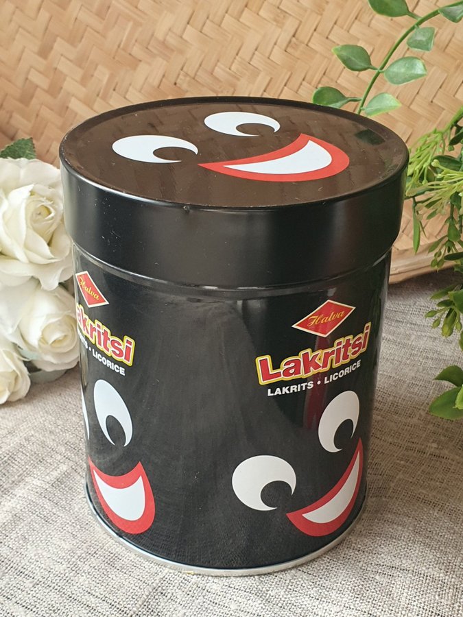 Se produkter som liknar Lakritsi burk Halva godisburk.. på Tradera