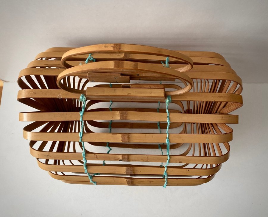 Se produkter som liknar vintage bamboo folding purse på Tradera