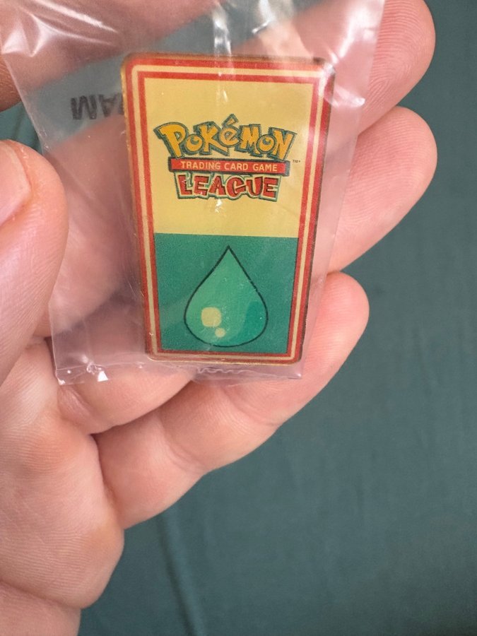 pokemon trading card game: paldea adventure chest Gym Badges: Kanto Johto Hoenn Sinnoh Unova Kalos League Region Orange  Islands Pins Brooches All New in Box Set Gift (Kanto 8Pins Only) :  Amazon.in: Clothing & Accessories