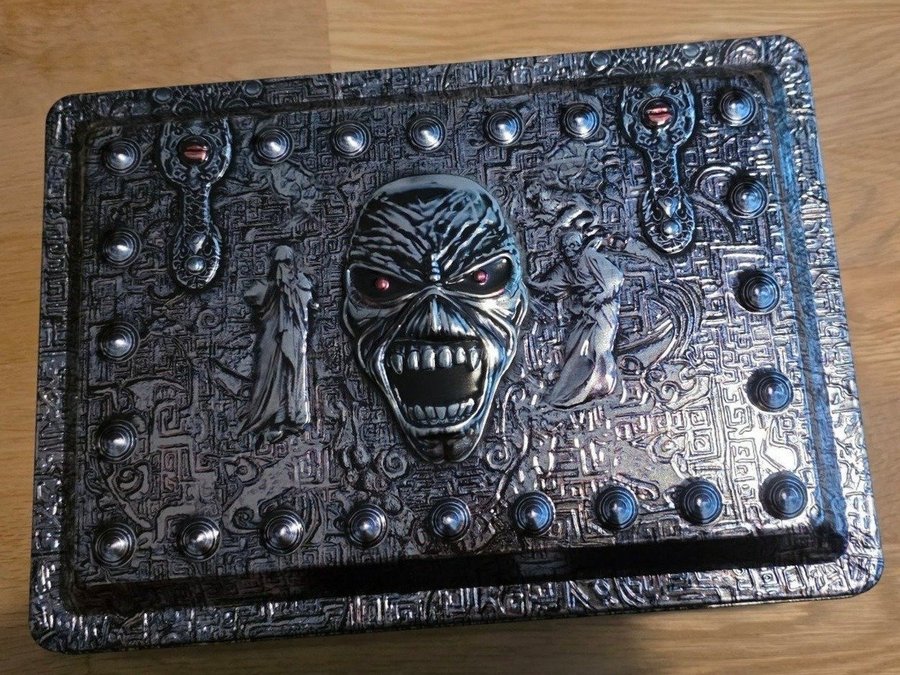 Iron Maiden Eddie's Archive Box Set | Köp på Tradera (729618187)