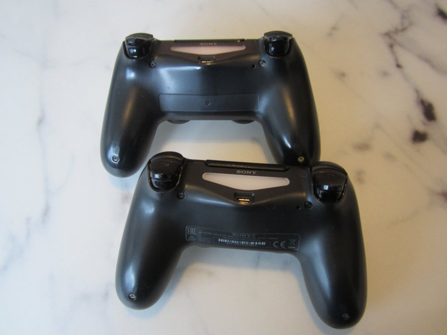 PlayStation med två handkontroller och FIFA 21 Köp på Tradera