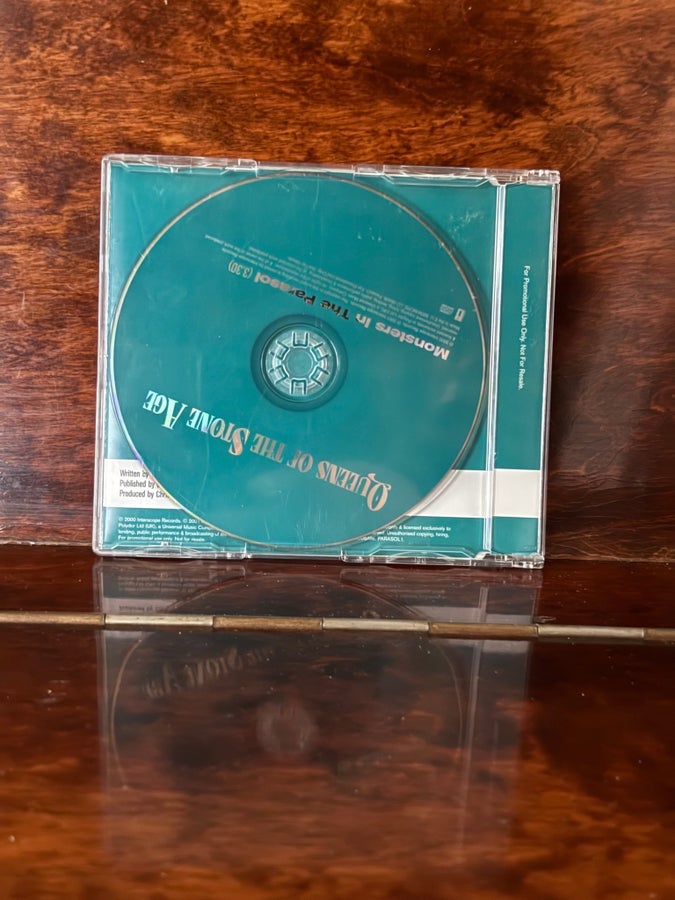 Se produkter som liknar Queens of the Stone Age - Mon.. p Tradera  (728037778)