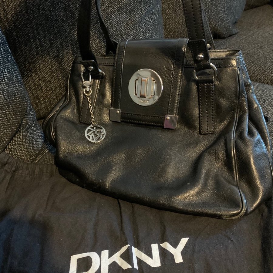 Praktisk handväska i märket DKNY i äkta läder -.. | Köp på Tradera  (622607823)