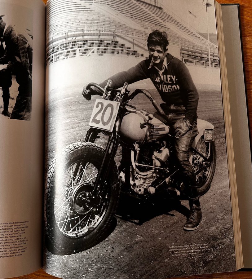 Se produkter som liknar Harley-Davidson Book of Fashi.. på