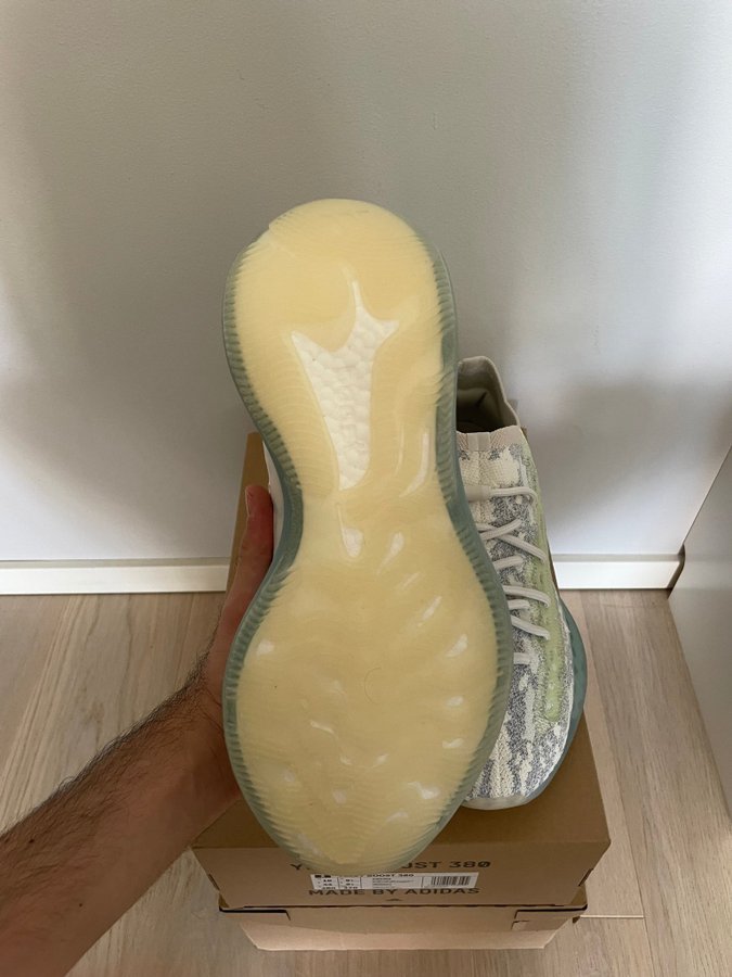 fake yeezy alien