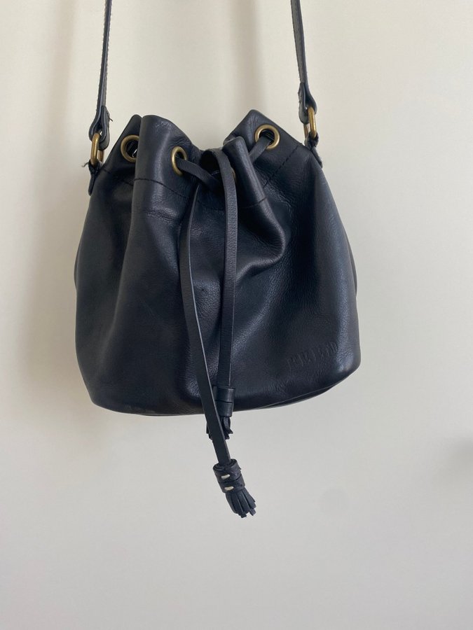 Black leather bucket purse deals