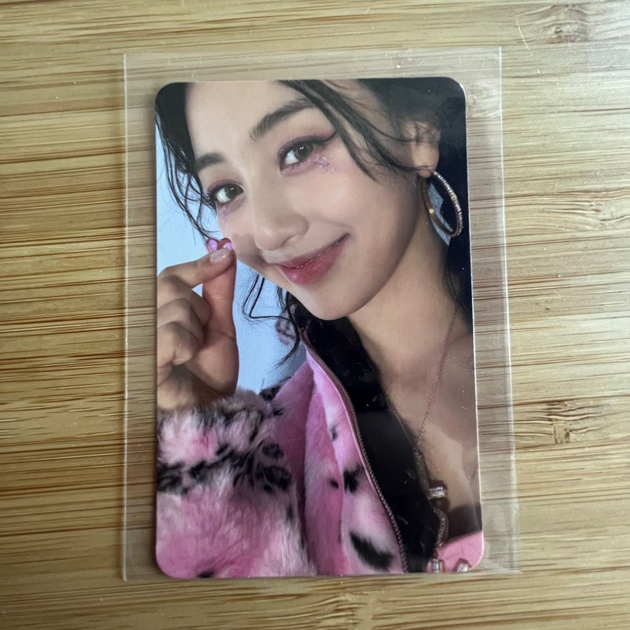 Se produkter som liknar Twice Jihyo pc formula of love på Tradera